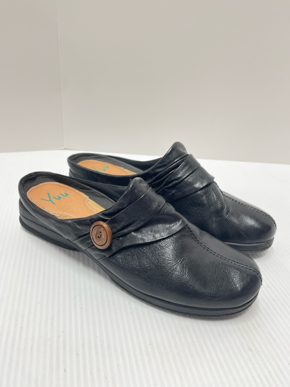 Yuu Gilmore Black Leather Clogs Mules with Button Accents Women’s Size 10M